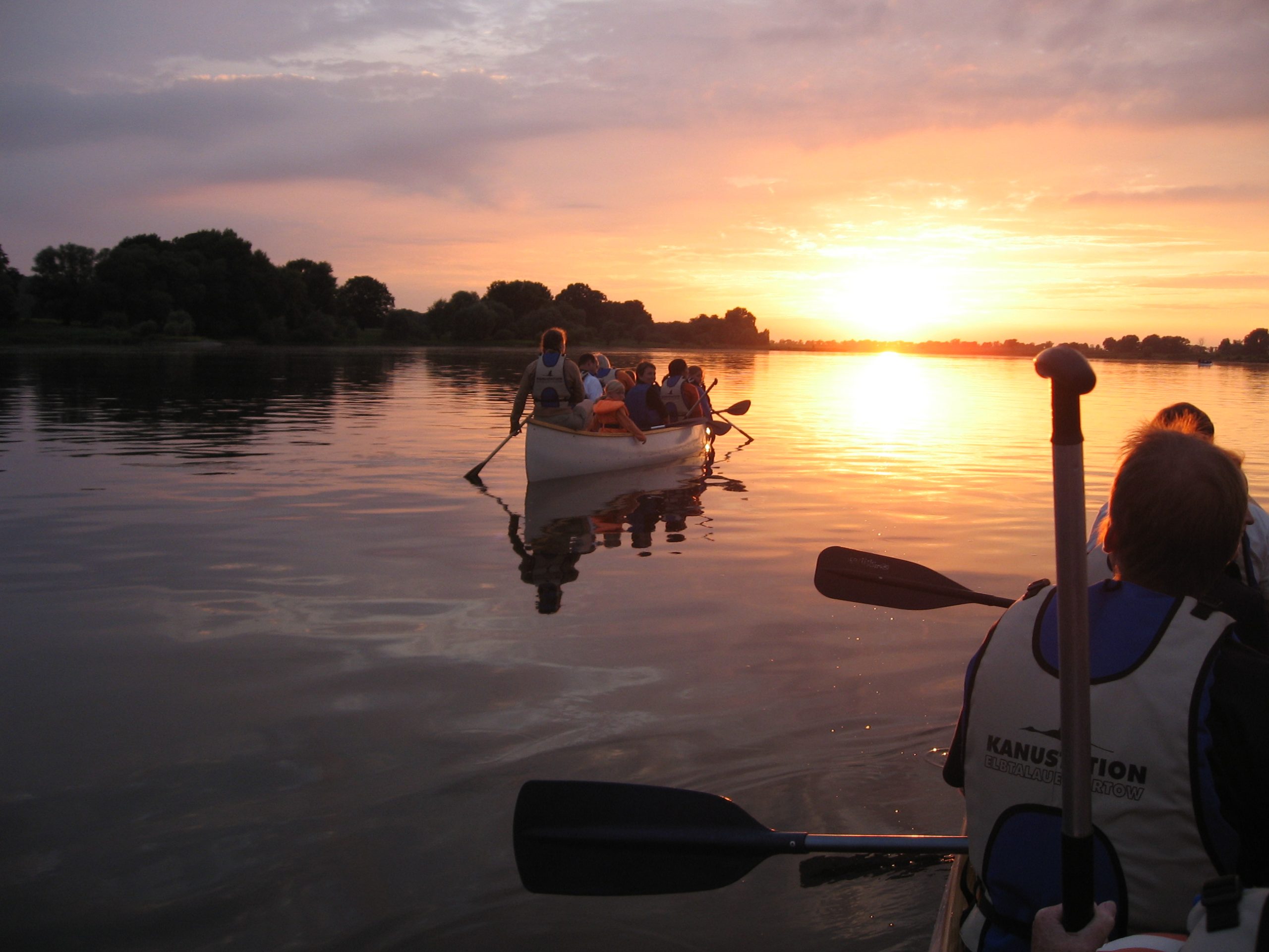 Im Kanadier auf der Elbe in den Sonnenuntergang fahren